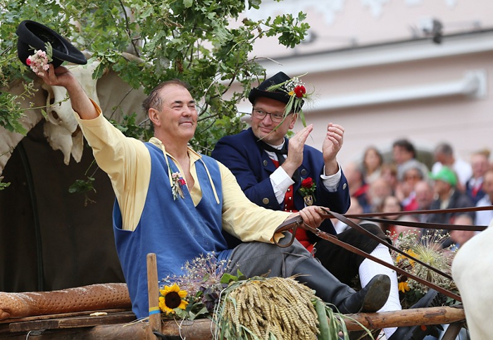 Josef Fischer mit Oberbürgermeister Zeidler auf Wagen mit 4 Ochsen